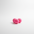 Balles de padel rose fond blanc